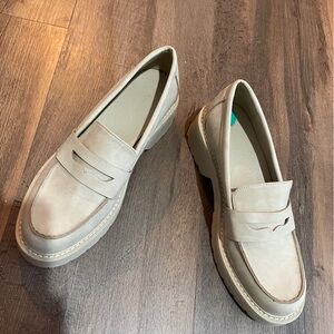 Unworn tan loafers